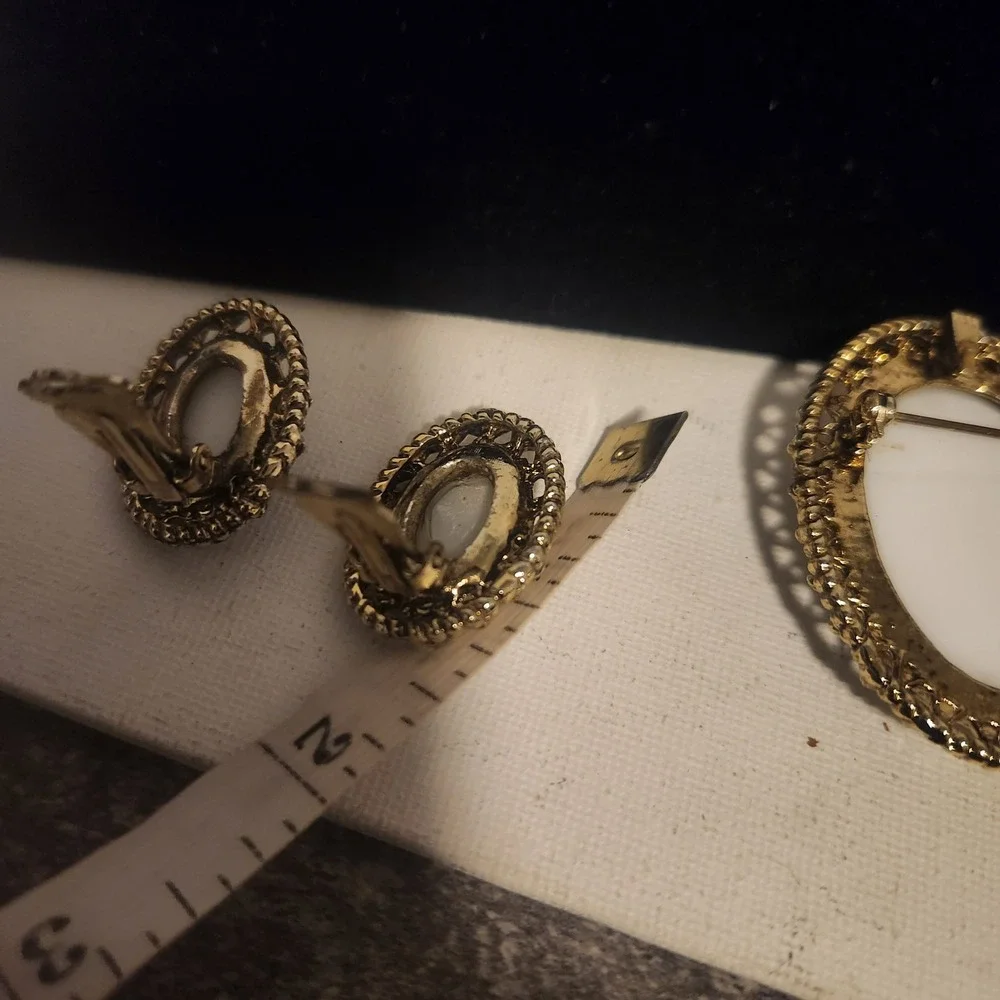 Vtg Cameo Brooch and Clip On Earrings Set‎ Gold Tone Black White Filigree READ